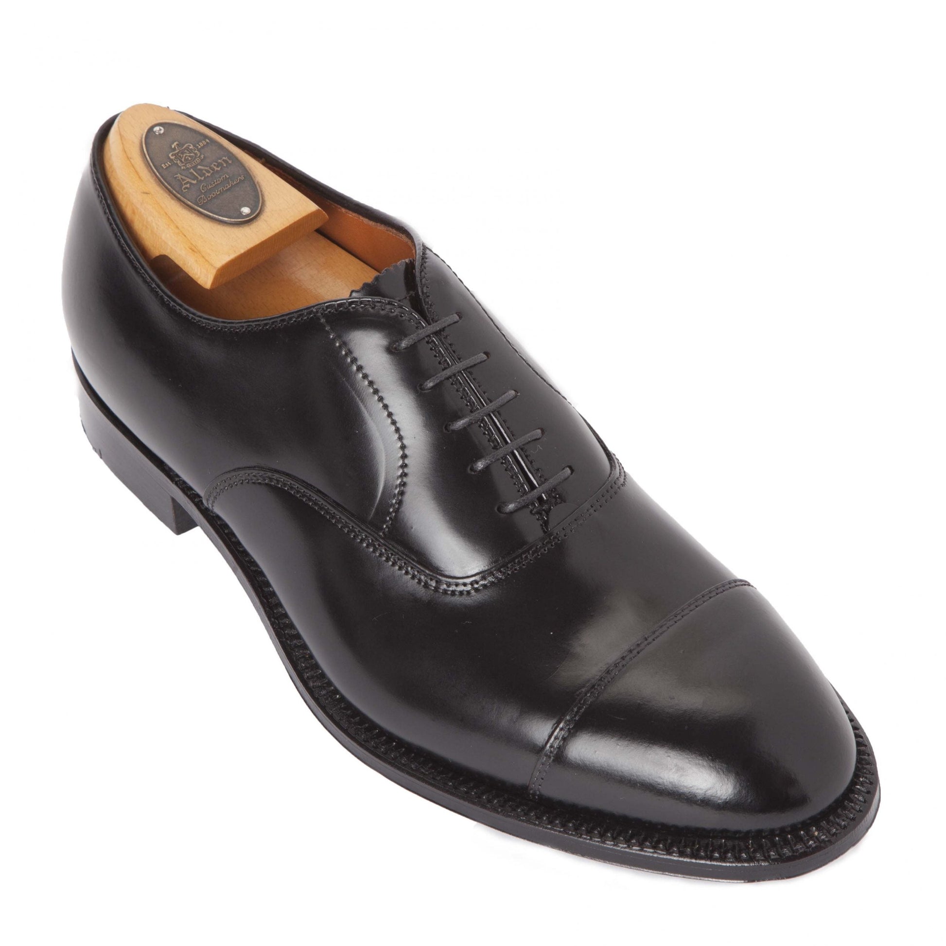 The Alden Madison 9071 - Straight Tip Bal is a polished black leather oxford with a cap toe design, made from premium Black Shell Cordovan. It features the sleek Hampton Last, includes a wooden shoe tree and branding on the heel, ideal for formal events.